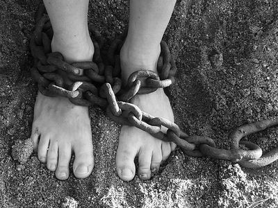 Medium chains feet sand bondage preview