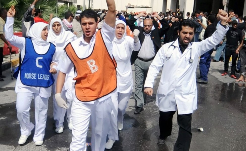 Large bahrain health workers protesting 3