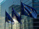 Small eu zastave ispred zgrade komisije