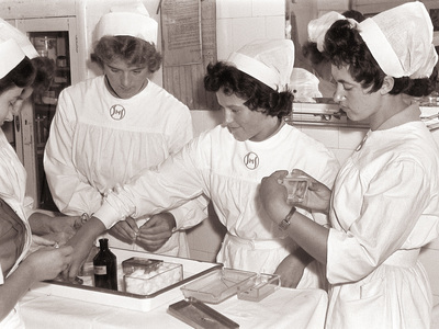 Medium  ola za medicinske sestre in otro ke negovalke v mariboru 1959