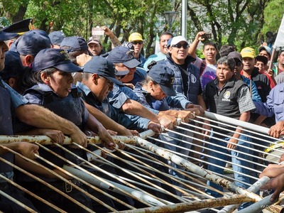 Medium protest police fences workers 2111886